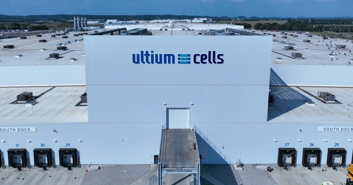 Το Cybertruck συνετρίβη και η Tesla λέει ότι το FSD ήταν κλειστό — η κάμερα λέει άλλα