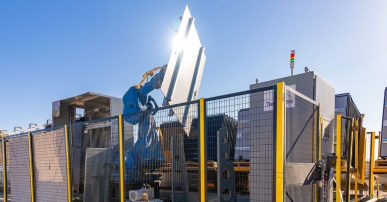 Το πρώτο ρομπότ που χτίζει ηλιακά πάρκα μέρα-νύχτα είναι πλέον στην αγορά