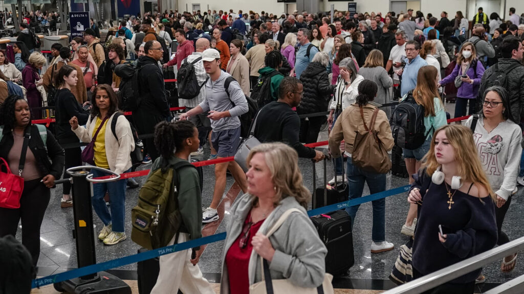 Shutdown στις ΗΠΑ: Τα αεροδρόμια κατέρρευσαν, η TSA δουλεύει χωρίς μισθό