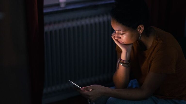 Τα social media μας κάνουν δυστυχισμένους — αλλά δεν μπορούμε να σταματήσουμε