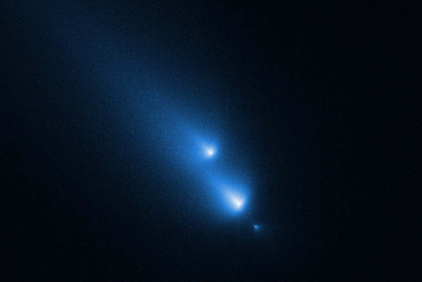 Ένας κομήτης έσπασε στα τέσσερα — και το Hubble ήταν εκεί τυχαία
