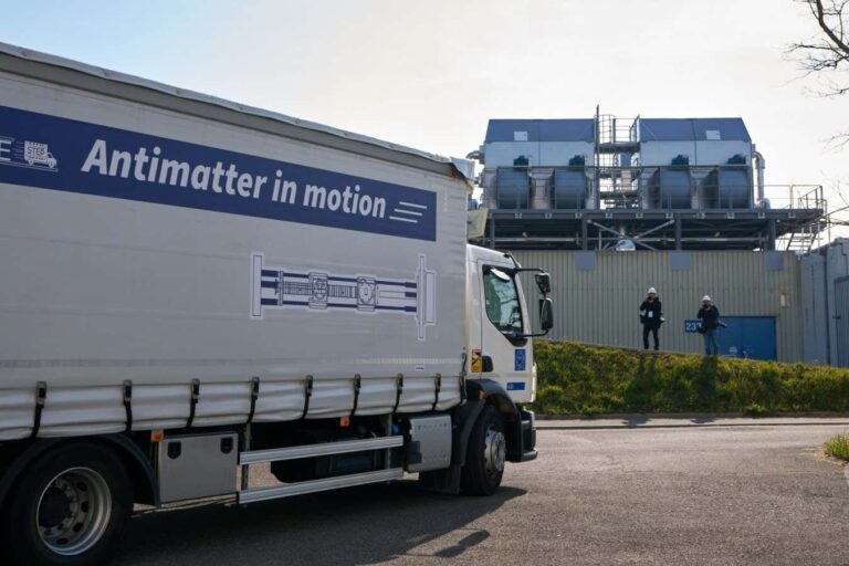 Αντιύλη στον δρόμο: το CERN έστειλε αντιπρωτόνια με φορτηγό για πρώτη φορά