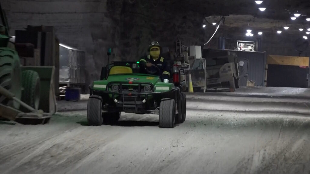 Κάτω από τη λίμνη Έρι: το υπόγειο ορυχείο που κρατά ανοιχτούς τους δρόμους της Αμερικής