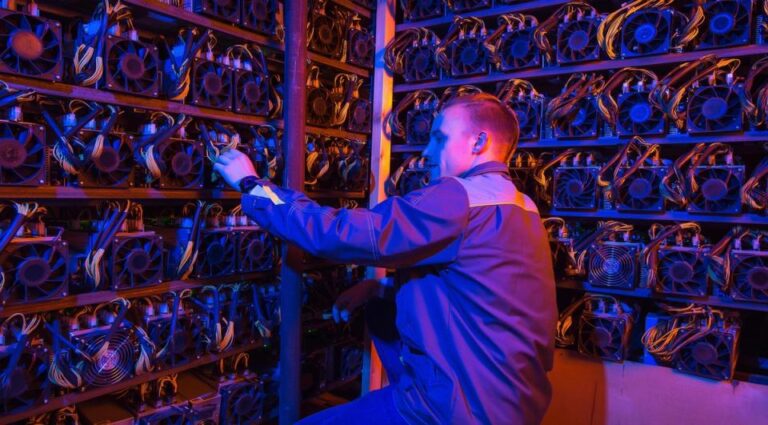 Οι εταιρείες εξόρυξης Bitcoin γίνονται κέντρα δεδομένων AI — και πουλάνε τα αποθέματά τους για να το χρηματοδοτήσουν