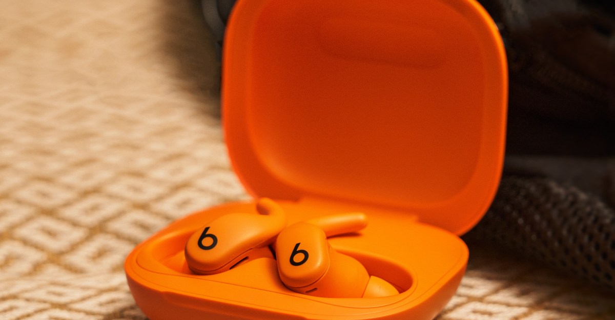Beats Powerbeats Fit: τα ακουστικά γυμναστηρίου που δεν πέφτουν από τα αυτιά