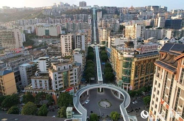 Η κυλιόμενη σκάλα των 800 μέτρων που ξαναορίζει την αστική μετακίνηση