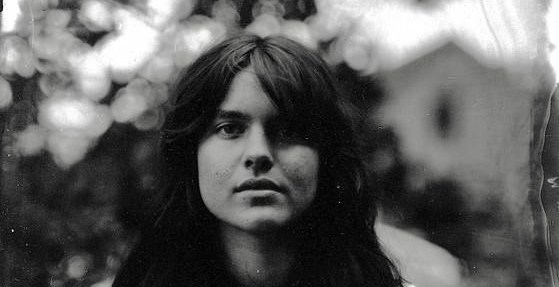 Η folk μουσικός που έγινε στόχος AI κλώνων και copyright τρολ