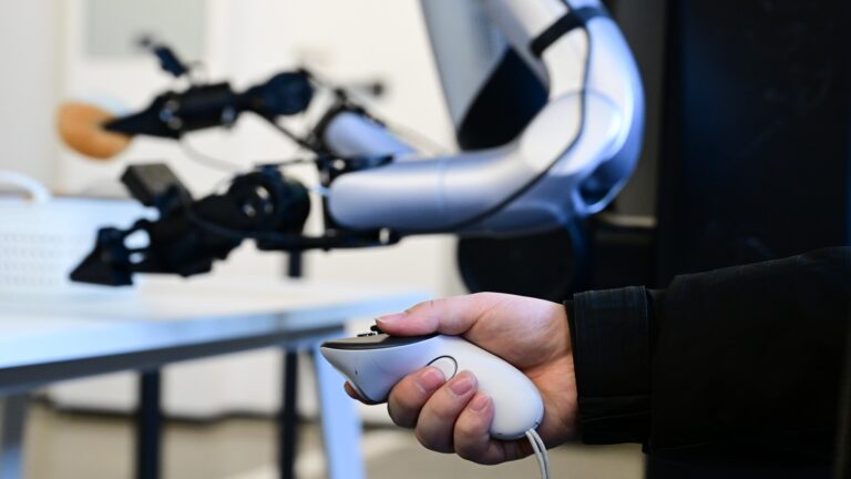 Ρομπότ που καταλαβαίνουν εντολές: το AI μιλά πλέον τη γλώσσα των μηχανών