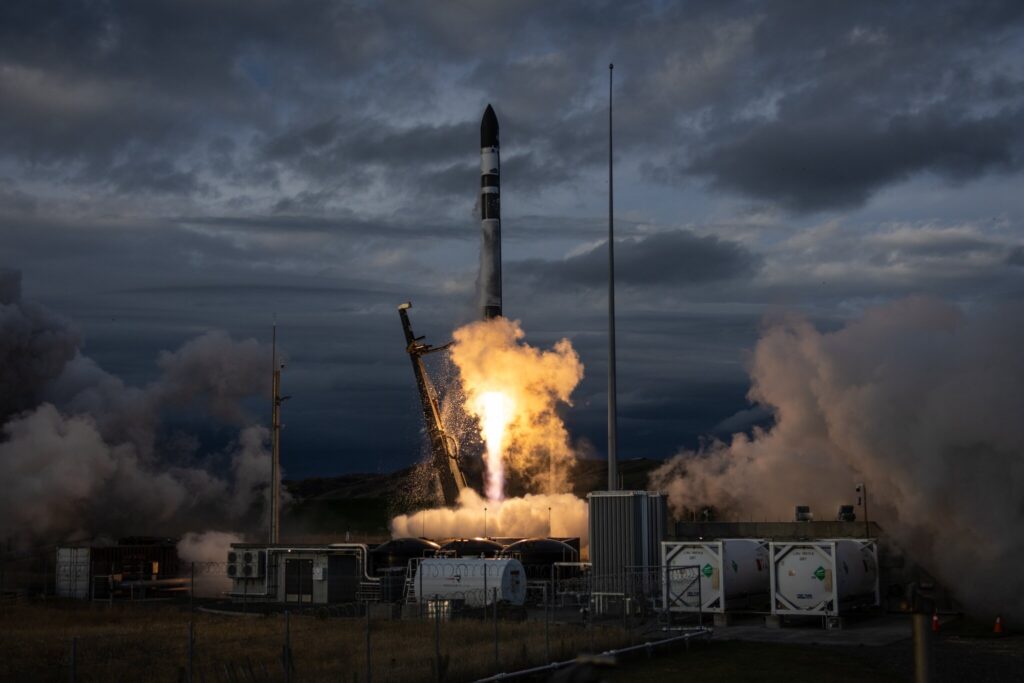 Η Rocket Lab κλειδώνει άλλες τρεις αποστολές για την iQPS