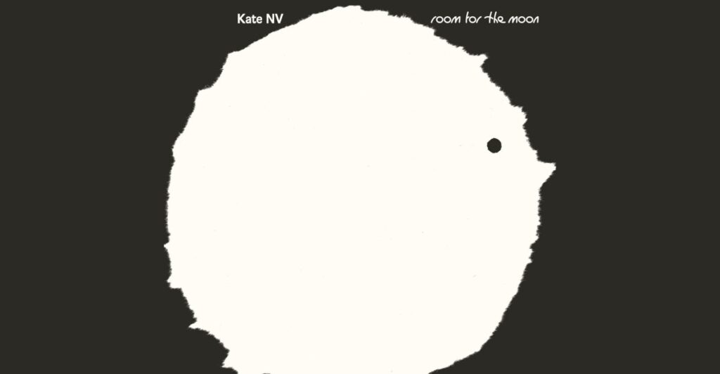 Η Kate NV στήνει ένα αλλόκοτο φεγγάρι