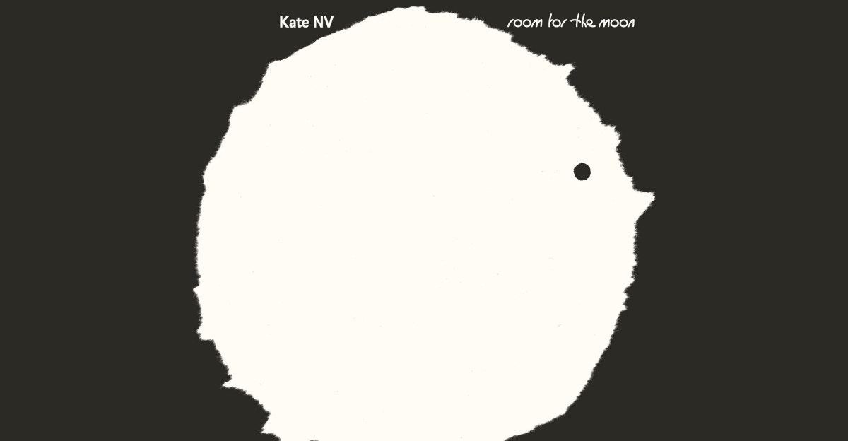 Η Kate NV στήνει ένα αλλόκοτο φεγγάρι