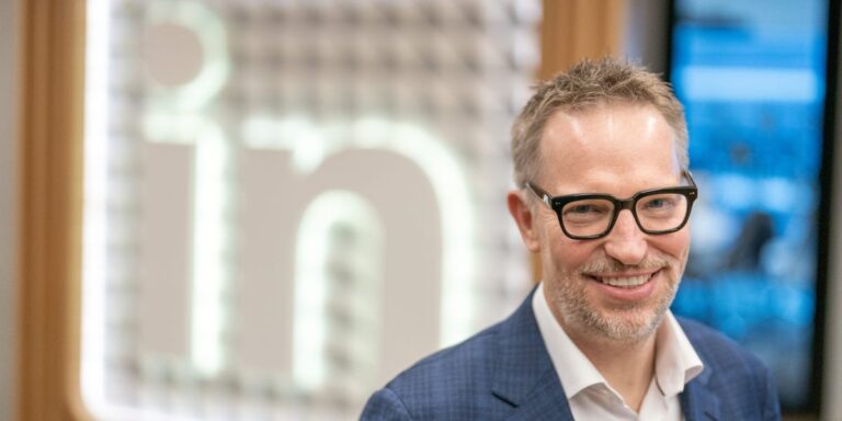 Το LinkedIn στήνει αγορά εργασίας για εκπαιδευτές AI με αμοιβές έως $150/ώρα