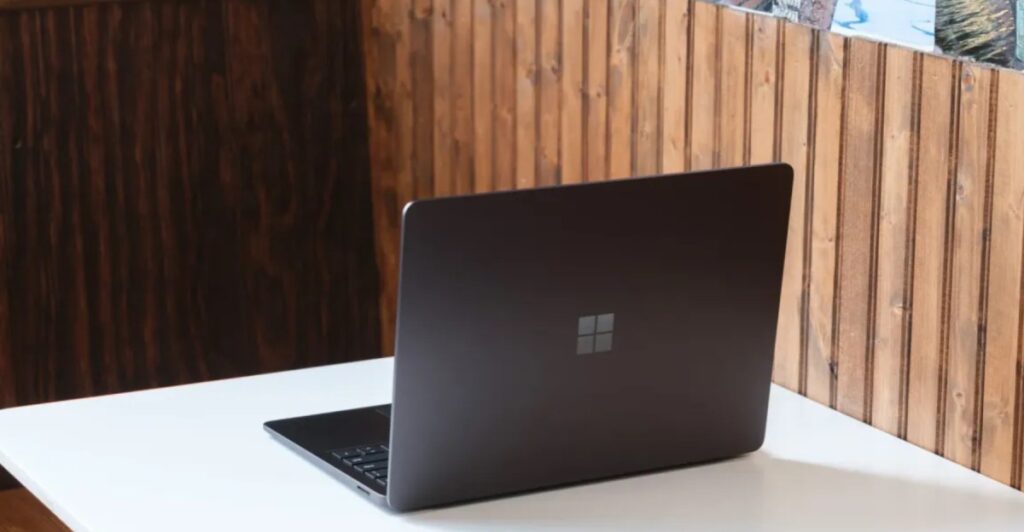 Η Microsoft ετοιμάζει νέα Surface Pro και Surface Laptop με OLED επιλογή