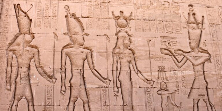 Ρωμαίος αυτοκράτορας ως φαραώ: νέα στήλη με τον Τιβέριο στο Καρνάκ