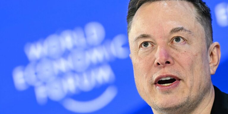 Ο Musk προτείνει «καθολικό υψηλό εισόδημα» για την AI — οι αντιδράσεις φουντώνουν