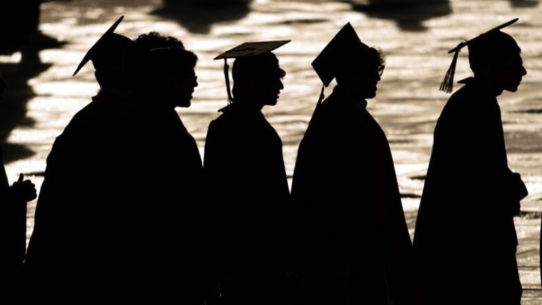 Η τεχνητή νοημοσύνη ανακατεύει τις σπουδές: γονείς μετρούν αξία, χρέος και προοπτικές