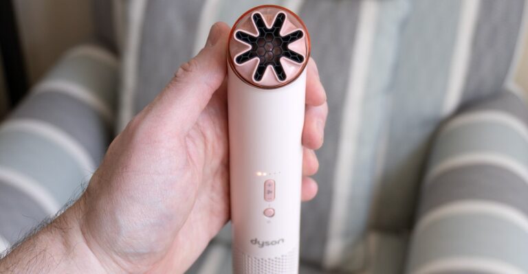 Το φορητό ανεμιστηράκι της Dyson είναι δυνατό αλλά θορυβώδες