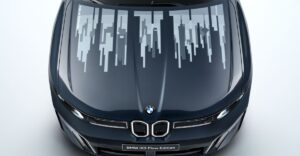 BMW πιο κοντά σε αυτοκίνητο που αλλάζει χρώμα