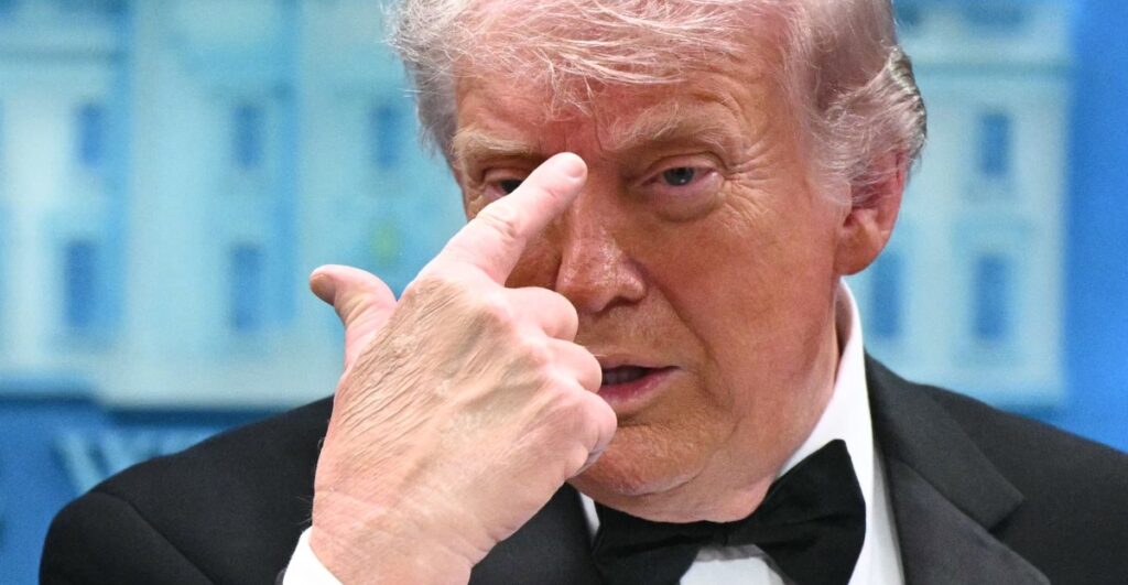 Στο προσκήνιο οι δημιουργοί συνωμοσιολογικών βίντεο