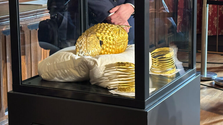 Το χρυσό κράνος των 2.500 ετών επέστρεψε στο φως