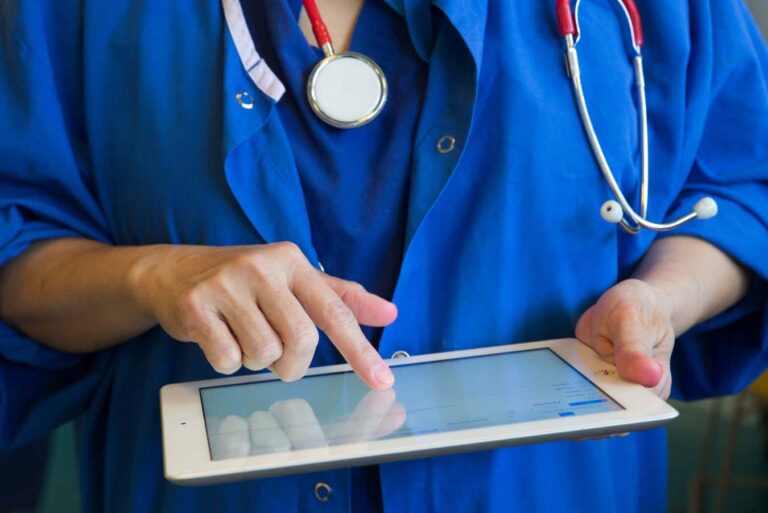 Αντιδράσεις για την απόφαση του NHS να κρύψει τον πηγαίο κώδικα από φόβο χάκινγκ από ΑΙ