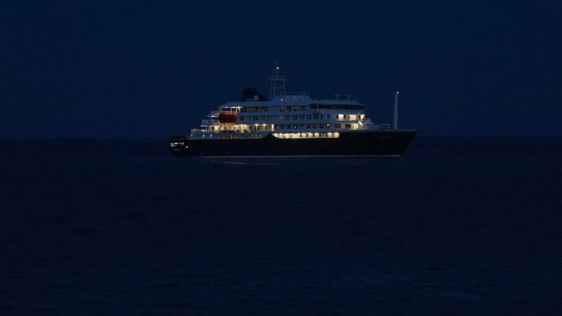 Μάσκες, ταινίες και μοναχικοί περίπατοι: η ζωή στο MV Hondius με κρούσματα hantavirus