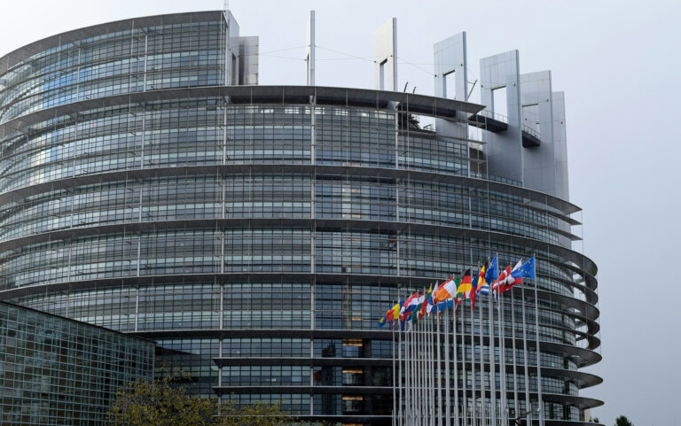 Ευρωκοινοβούλιο: Εγκρίθηκε η απαγόρευση υπηρεσιών τεχνητής νοημοσύνης που δημιουργούν ψεύτικες σεξουαλικές εικόνες