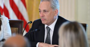 Πώς ο Ντέιβιντ Σακς βρέθηκε σε αδιέξοδο στον Λευκό Οίκο