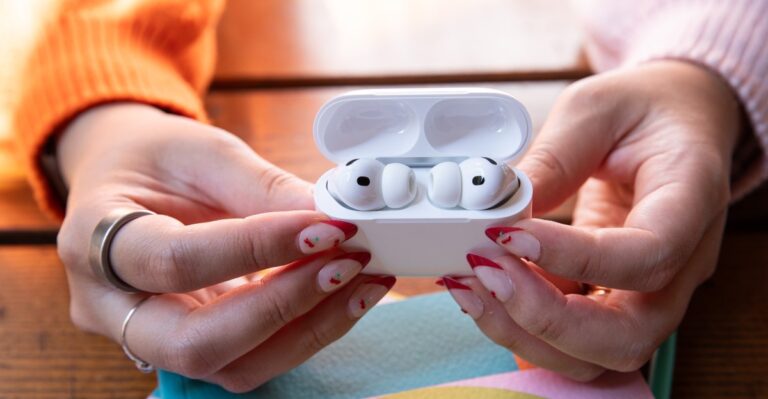 Τα AirPods με κάμερες και AI πλησιάζουν στην παραγωγή
