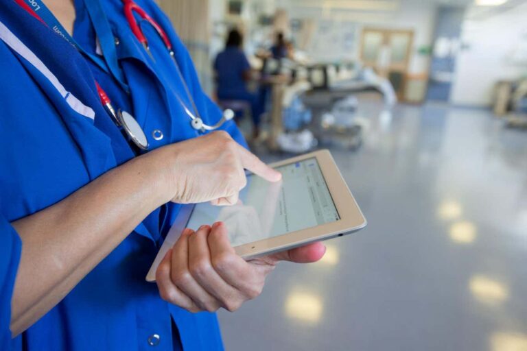 Το NHS England αποσύρει κώδικα από τη δημόσια θέα λόγω φόβων για AI hacking