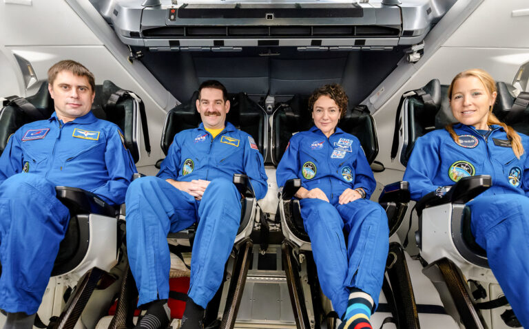 Η NASA διατηρεί τις εξαμηνιαίες αποστολές στον ISS