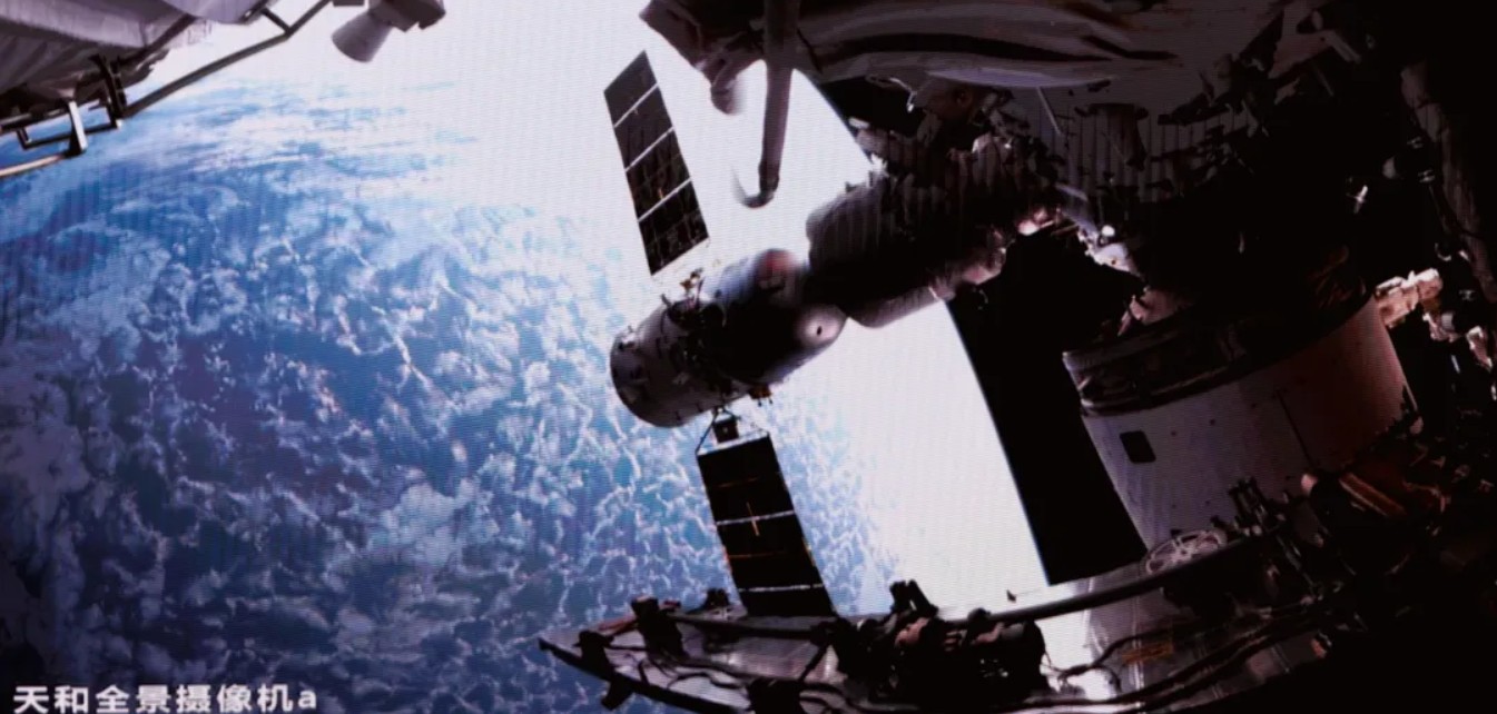 Πλήρωμα της Shenzhou-23 έφτασε στο Tiangong ενόψει προσελήνιας αποστολής της Κίνας