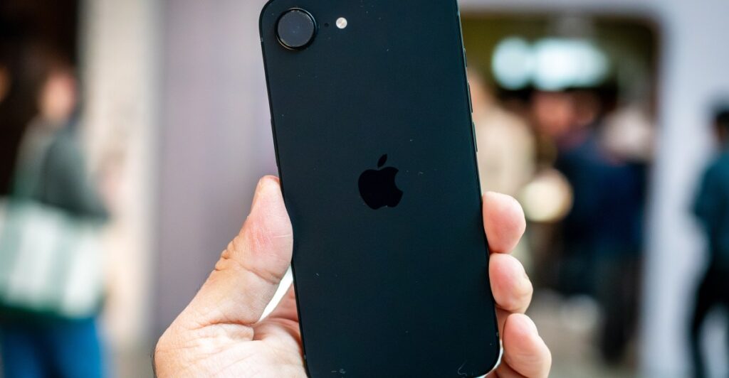 Η Apple αύξησε τα έσοδα από το iPhone στα 57 δισ. δολάρια