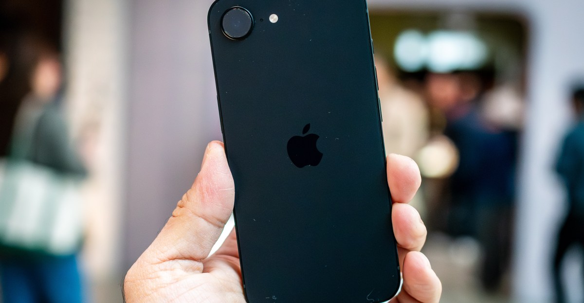 Η Apple αύξησε τα έσοδα από το iPhone στα 57 δισ. δολάρια