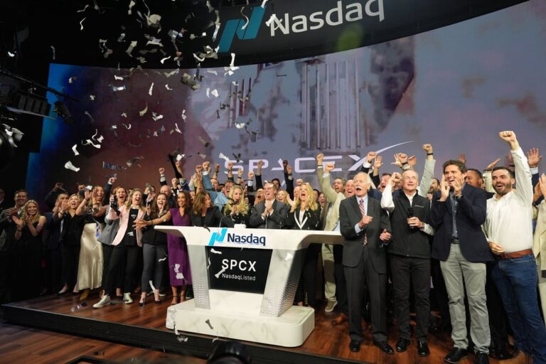 ΗΠΑ: Στα ύψη η μετοχή της SpaceX – Ο Μασκ έγινε και επισήμως ο πρώτος τρισεκατομμυριούχος στον πλανήτη