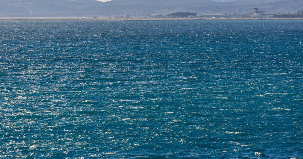 Πριν από 5–6 εκατ. χρόνια η Μεσόγειος σχεδόν αποξηράνθηκε — μοντέλο δείχνει επαναπλήρωση με άνοδο στάθμης κατά μέτρα την ημέρα