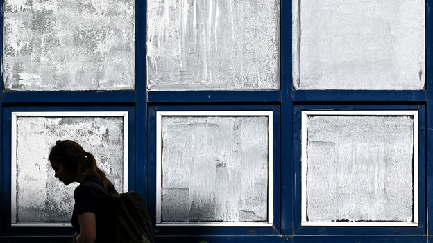 Γιατί οι Γάλλοι βάφουν τα παράθυρα με κιμωλία για να αντιμετωπίσουν τη ζέστη