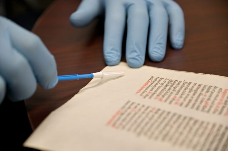 Επιστήμονες «ξεκλειδώνουν» κρυφό DNA από χειρόγραφα 1.300 ετών
