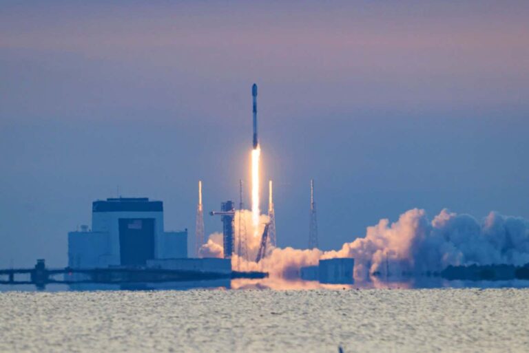 Η SpaceX δοκιμάζει σύστημα μεταφοράς φορτίου από το διάστημα στη Γη