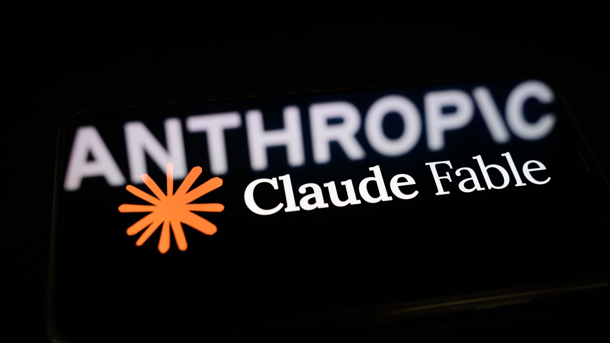 Η Anthropic επαναφέρει το Claude Fable 5 μετά την άρση των ελέγχων εξαγωγών στις ΗΠΑ — ένα φίλτρο μπλοκάρει prompt που εντοπίζει ευπάθειες και γράφει κώδικα εκμετάλλευσης