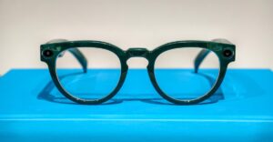 Τα smart glasses της Samsung αποκαλύφθηκαν από κοντά με μπαταρία έως 9 ώρες