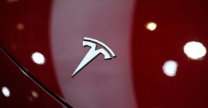 Τα έσοδα της Tesla αυξάνονται, αλλά τα κέρδη παραμένουν αδύναμα