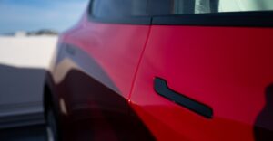Ελάττωμα στις πόρτες της Tesla μπορεί να φέρει αυστηρότερους κανόνες