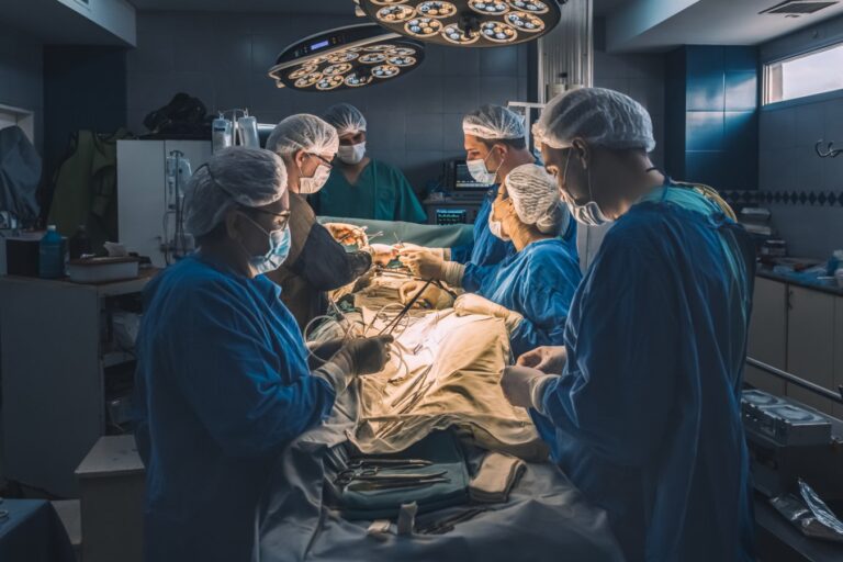 Επέμβαση καρδιάς έθεσε σε ύφεση το μελάνωμα και προκάλεσε αλλεργία στις μέλισσες