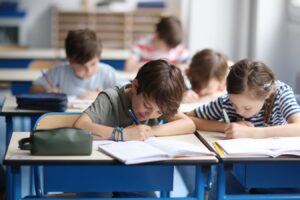 Βρετανικό υπουργείο Παιδείας δοκιμάζει κείμενα AI για αξιολόγηση γραμματισμού