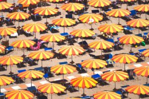 Η σκιά της ομπρέλας μειώνει μόλις 1°C την αισθητή θερμοκρασία