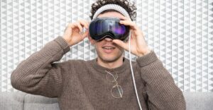 Η Apple απολύει πάνω από 200 εργαζόμενους σε Siri και Vision Pro