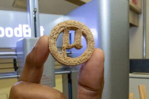 Πλαστικά μπουκάλια γίνονται βρώσιμα μπισκότα με γεύση βανίλιας