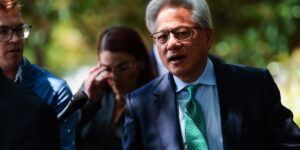 «Είμαι υπέρ των φόρων», λέει ο Jensen Huang της Nvidia — αλλά διαφωνεί με τον Bill Gates για τη φορολόγηση ρομπότ και AI tokens