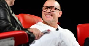 Πρώτο gadget OpenAI-Ive: έξυπνο ηχείο χωρίς οθόνη, στο μέγεθος χόκεϊ πακ
